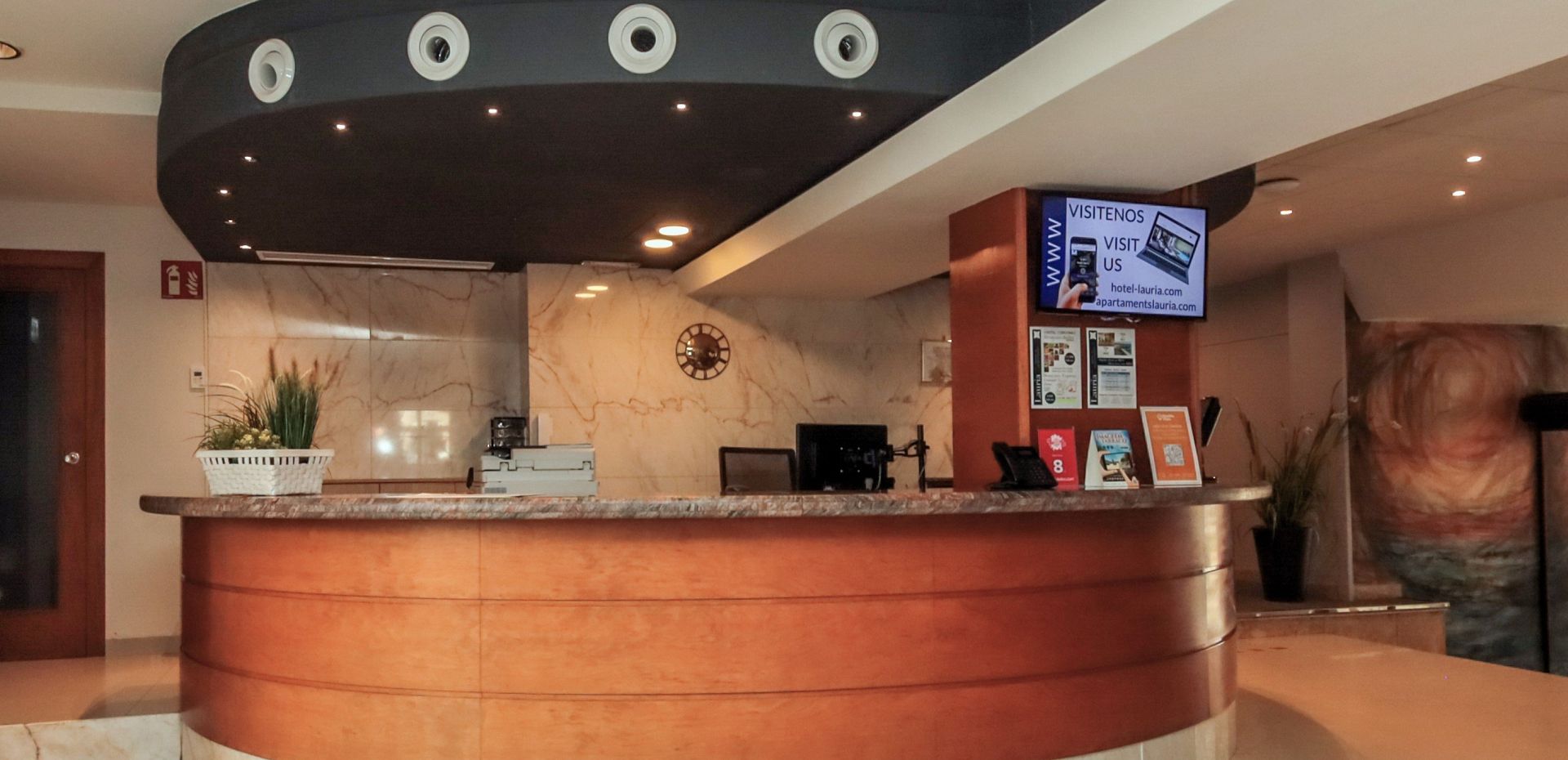 Contacta con Apartaments Lauria